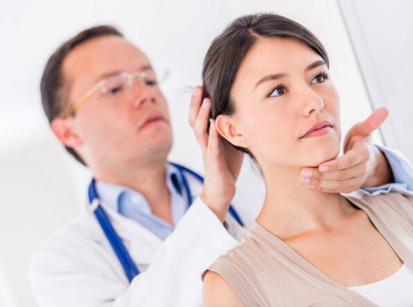 ένας γιατρός εξετάζει έναν ασθενή με αυχενική οστεοχόνδρωση